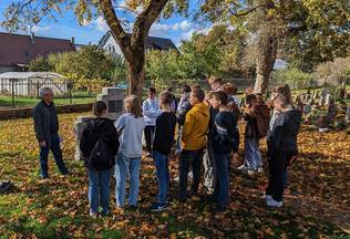 Unterrichtsgang zu den Kriegsgräbern auf dem Friedhof Pfalzgrafenweiler